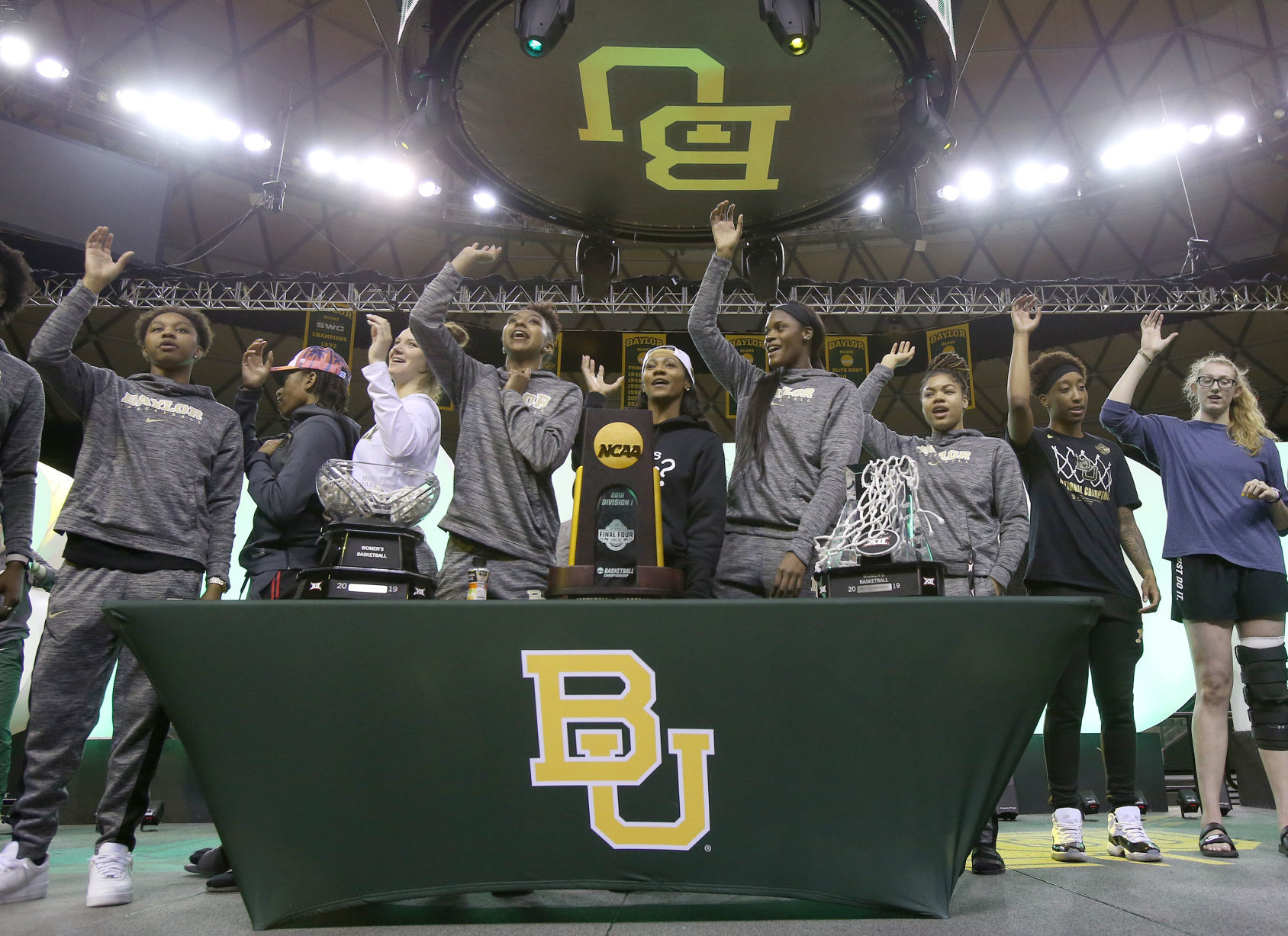 20190409_loc_lady_bears_welcome_jl8